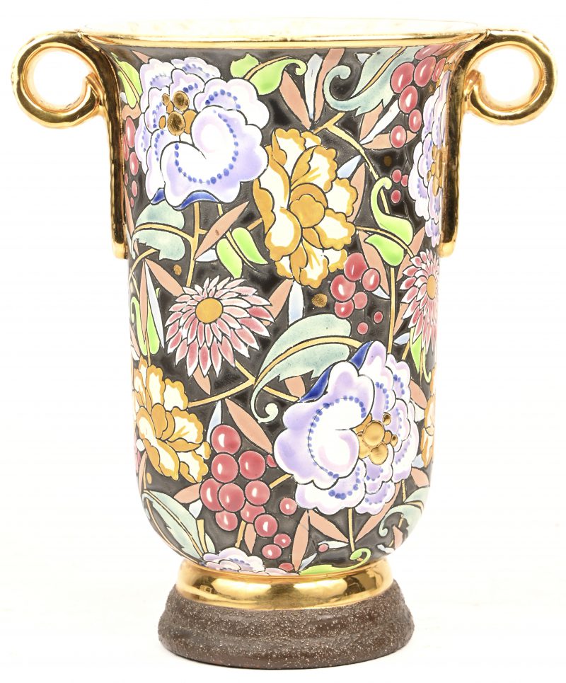 Een art-deco vaas met polychroom bloemdecor. Onderaan gemerkt. D2919 van M. Chevalier. N° /250. Kleine haarscheur binnenkant bovenaan.