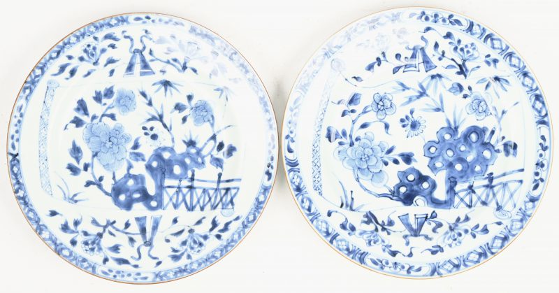 Een paar Chinees porseleinen borden met blauw-wit decor.