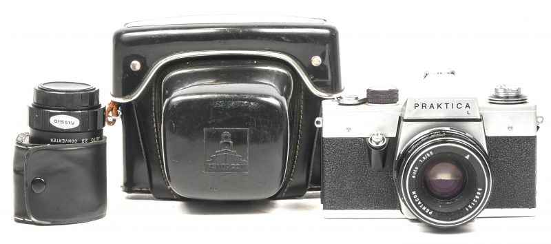 Een vintage Pentax L camera met extra lens in bijbehorende lederen tasjes.