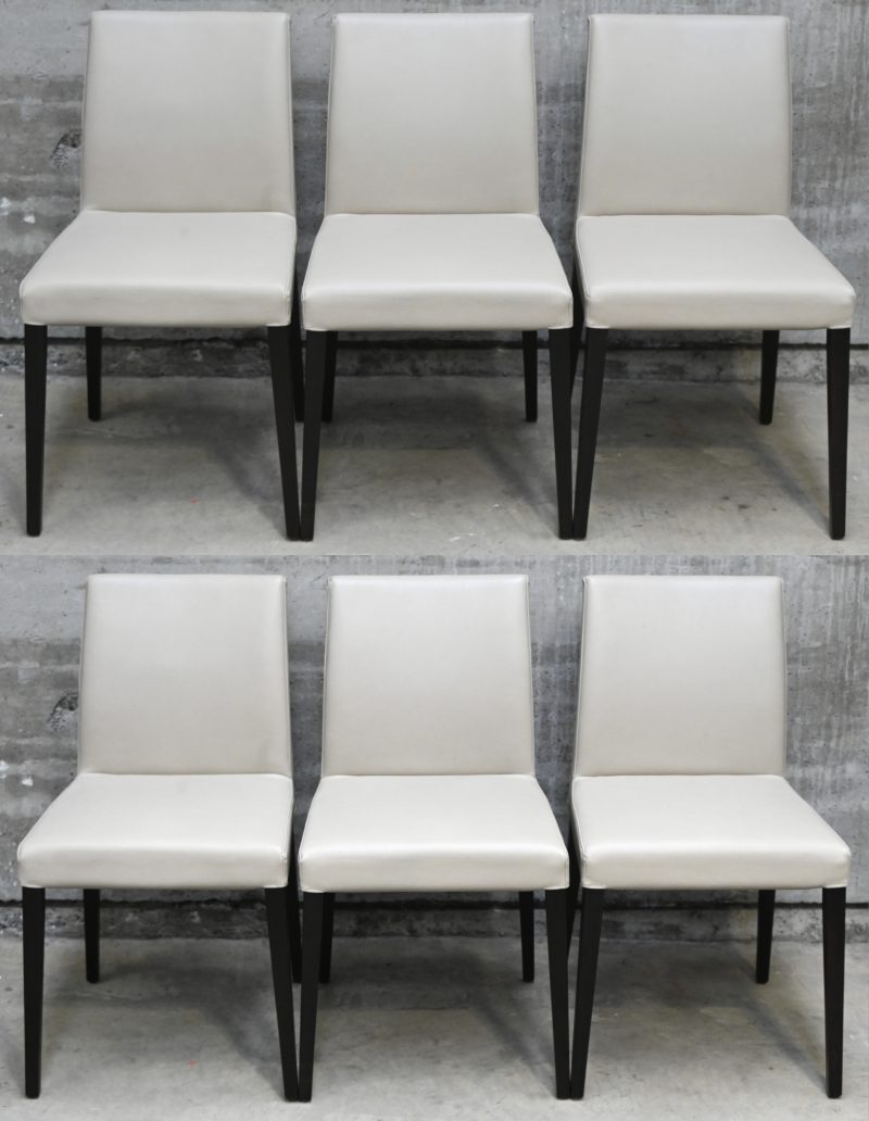 Een set van 6 moderne stoelen in beige kunstleder.