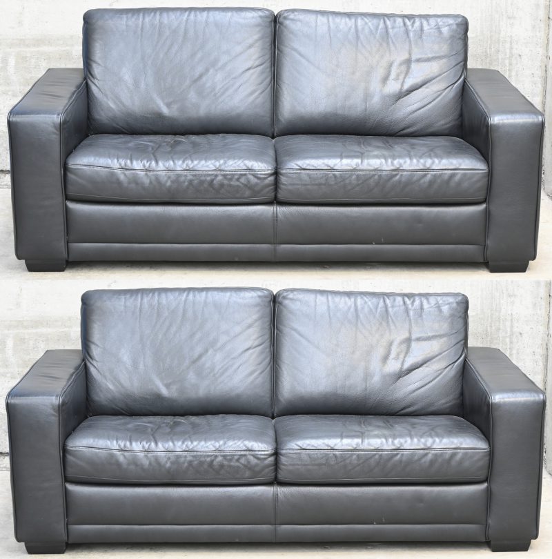 Een set van 2 moderne zwart lederen sofa’s, Longlife voor W. Schillig.