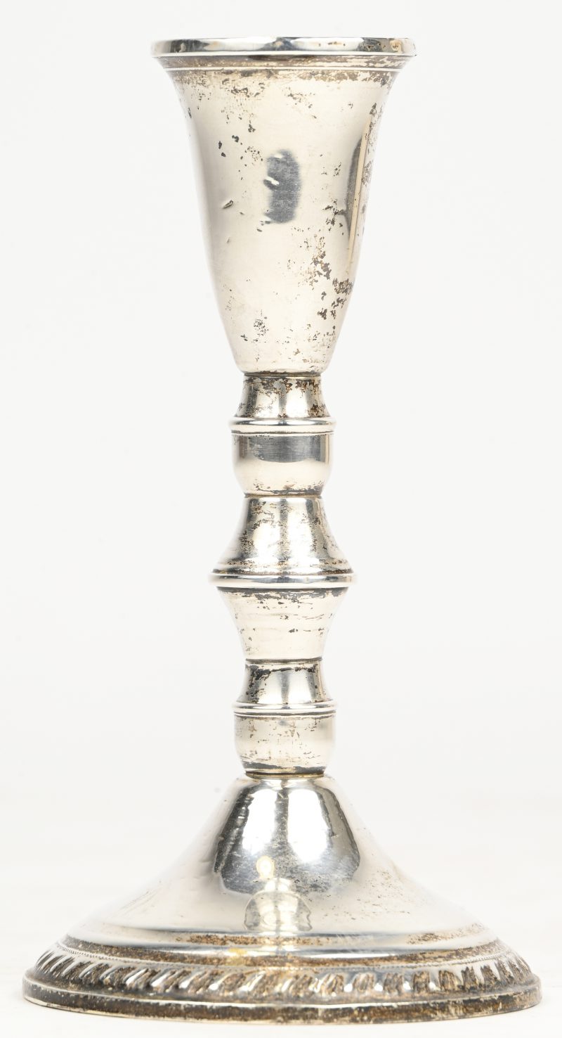 Een zilveren kandelaar, Duchin Creation, sterling silver, New York, U.S.A., 1944-1950. Met verzwaarde voet.