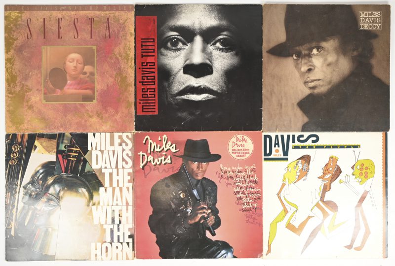 Miles Davis, een lot van 6 lp’s bestaande uit: The man with the horn, 01-032751-20, You’re under arrest, 01-026447-20, Star people, CBS 25395, Tutu, 925 490-1, Decoy, CBS 25951 (slechte staat) en Siesta, 925 655-1 (slechte staat).