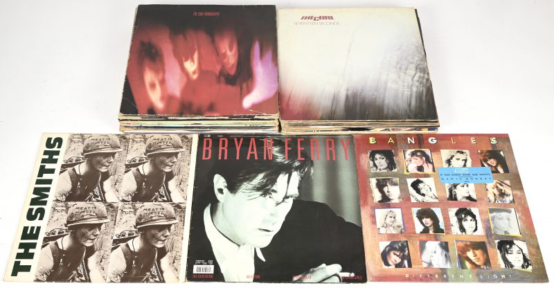 Een lot van 33 lp’s, hoofdzakelijk populair jaren 80, bestaande uit Brian Ferry, Bangles, the Smiths, the Cure, Nina Hagen, Skipworth & Turner, Cameo, Eric B & Rakim, Spoonin Gee, James Brown, Sade, Robert Palmer, Grace Jones en vele anderen.