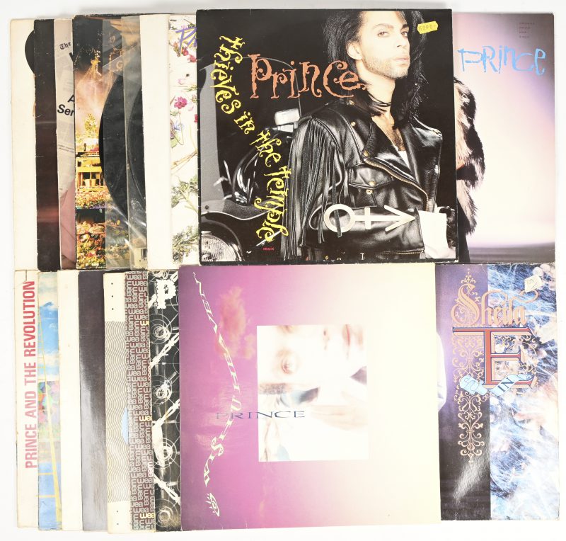 Een lot van 15 Prince lp’s en maxi singles bestaande uit: Prince: Thieves in the temple, W917T - U got the look, 920727-0 - Dirty mind, WB K 56 862 - Wish u heaven, 921074-0 - Sign O the Times, 920648-0 - For You, WB K 56989 - Controversy, K56950 - Sign O the times, WX88 925577-1 - Glam Slam, 921005-0 (label beschadigd) - Alphabet st., 920930-0 (label beschadign - Kiss, 920442-0 - When doves cry, 920228-0 - Mountains, 920465-0 - Around the world in a day, 925286-1 - America, 0-20389 en toegevoegd enkele Prince gerelateerden namelijk: The Time, Ingrid Chavez en 2 x Sheila-E (beide in slechte staat).