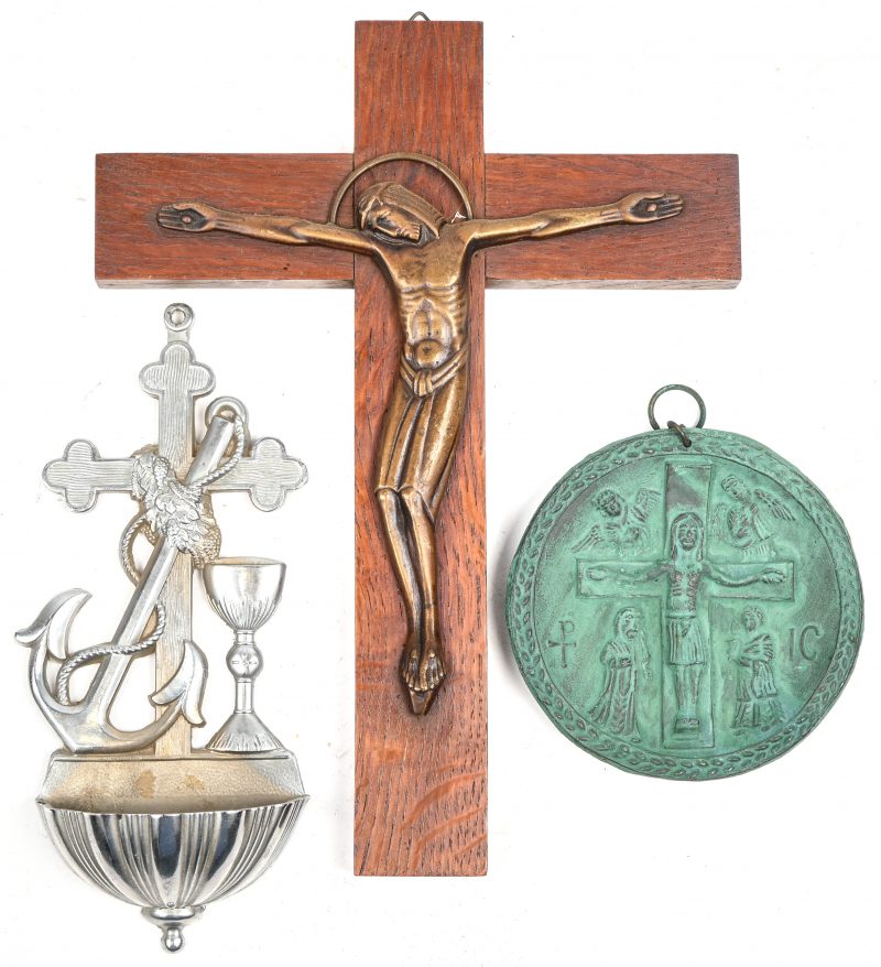 Een lot religiosa, bestaande uit een hout met bronzen crucifix, metalen wijwatervaatje en metalen hanger.