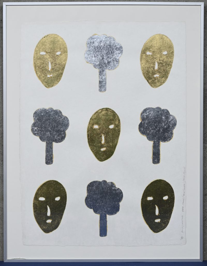 “Face (gold) / Tree (silver) / Face (gold)”. Een collage, gemengde techniek op papier. Onderaan gesigneerd, getiteld en gedateerd ‘96.