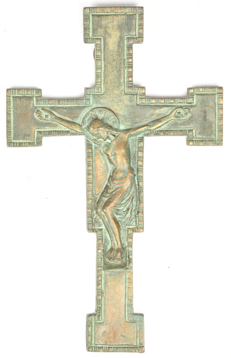 Een bronzen crucifix.