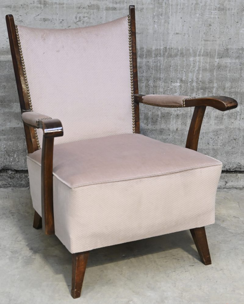 Een fauteuil, eerste helft van de 20ste eeuw, eik met roze velours bekleding.