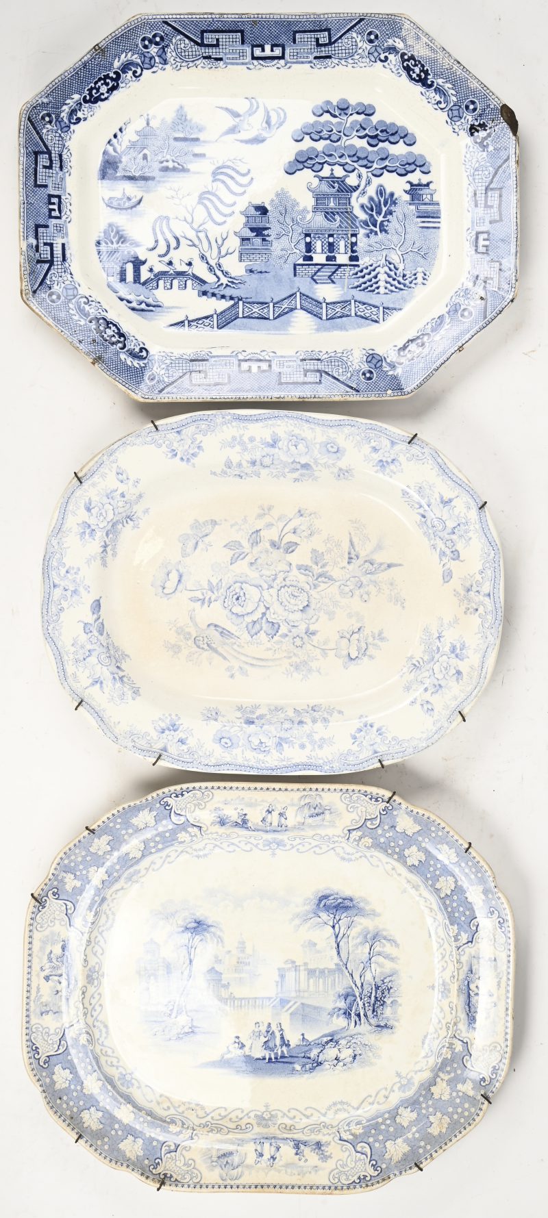 Een lot van 3 aantieke schalen in blauw-wit porselein, 1 niet gemerkt, 1 gemerkt ‘Stone Ware, M.T. & C’ en 1 gemerkt ‘Italian Lake’.