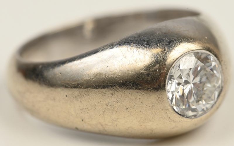 Een 18 kt witgouden ring bezet met een solitair van +- 1,25 ct. P 3.