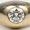 Een 18 kt witgouden ring bezet met een solitair van +- 1,25 ct. P 3.