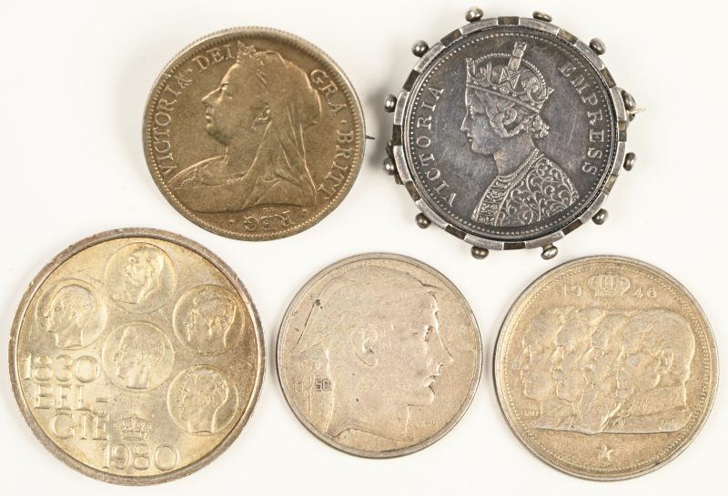 Een lot van 5 zilveren munten waarvan in zilveren broche bestaande uit: one rupee, India 1880, 15 gr, Half Crown, England 1895, 15 gr, 100 frank, Belgique, 1948, 20 gr, 50 frank, België, 1950, 15 gr en 500 frank, 150 jaar onafhankelijkheid van België, 1980, 25 gr.