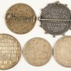 Een lot van 5 zilveren munten waarvan in zilveren broche bestaande uit: one rupee, India 1880, 15 gr, Half Crown, England 1895, 15 gr, 100 frank, Belgique, 1948, 20 gr, 50 frank, België, 1950, 15 gr en 500 frank, 150 jaar onafhankelijkheid van België, 1980, 25 gr.