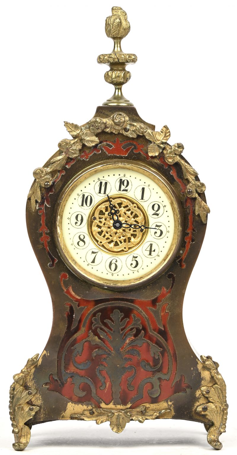 Een houten Boulle pendule met diverse ornamenten versierd, 19e eeuws.