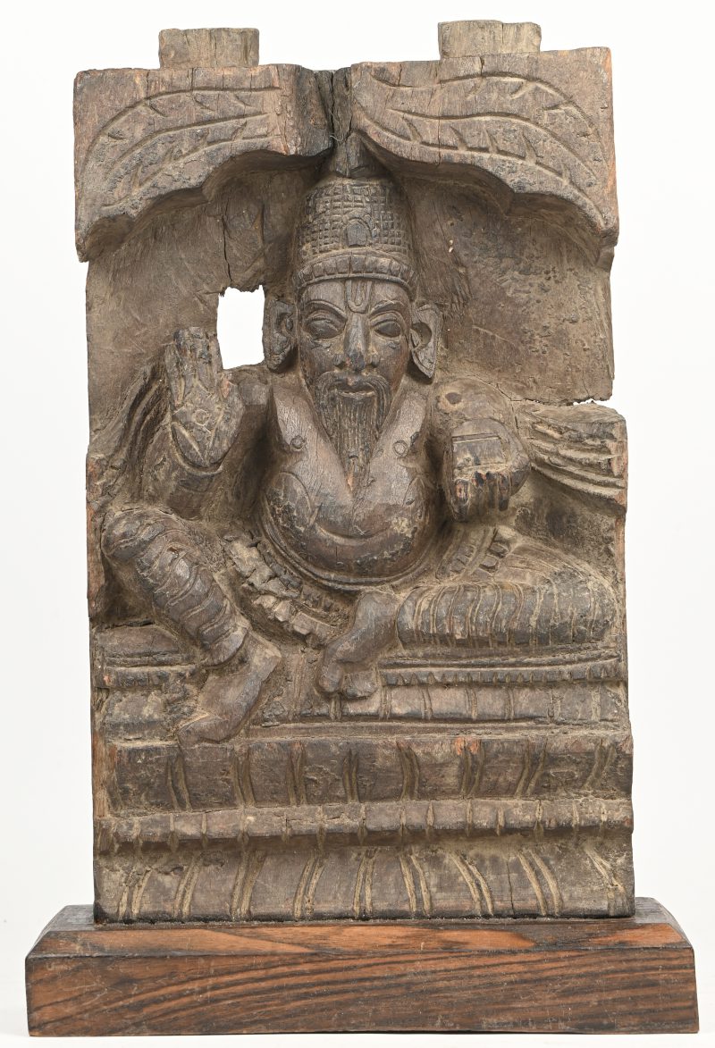 “Navagraha”, een in massief hout gesculpteerd poortfragment uit Indië. Vermoedelijk 18e eeuws.