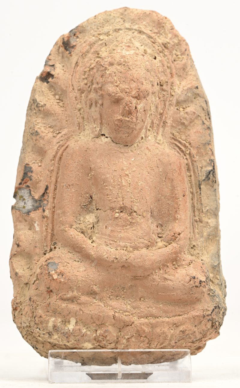 Een 18e eeuws Buddhistisch kleitablet voorstellend Buddha.