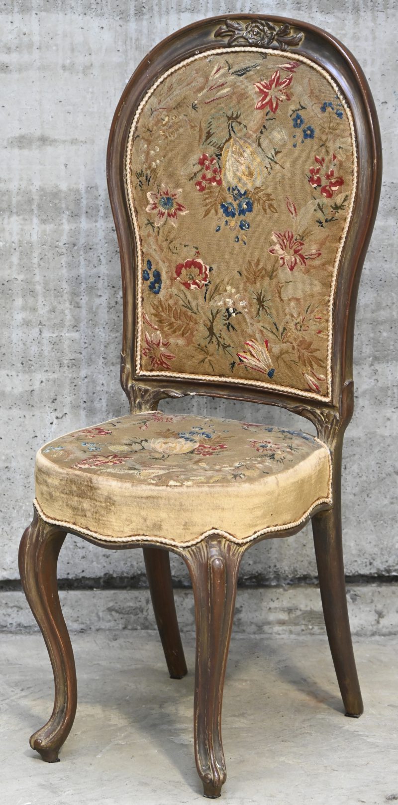 Een houten kamerstoeltje met originele bekleding in Louis XV stijl, sporen van restauratie.