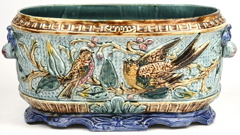 Een cache-pot in meerkleurig faience, laat 19e eeuws, Franse origine, met vogels gedecoreerd.