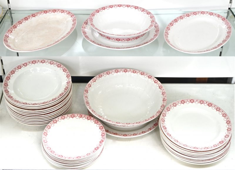 Een 40-delig porseleinen servies, Boch La Louvière, model Ramona. Bestaande uit 2 ronde schalen, 2 ovalen schalen, 2 grote kommen, 11 platte borden, 13 diepe borden en 10 dessertborden.