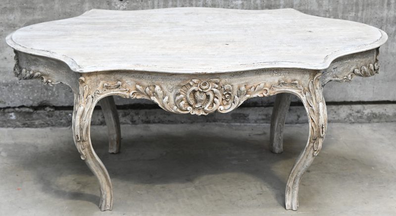 Een antieke salontafel in Louis XV stijl.