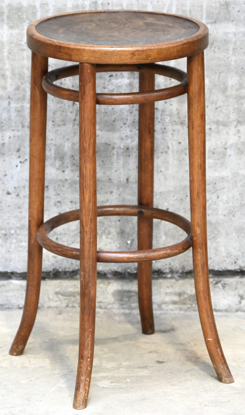 Een antieke bentwood barkruk in Thonet stijl.