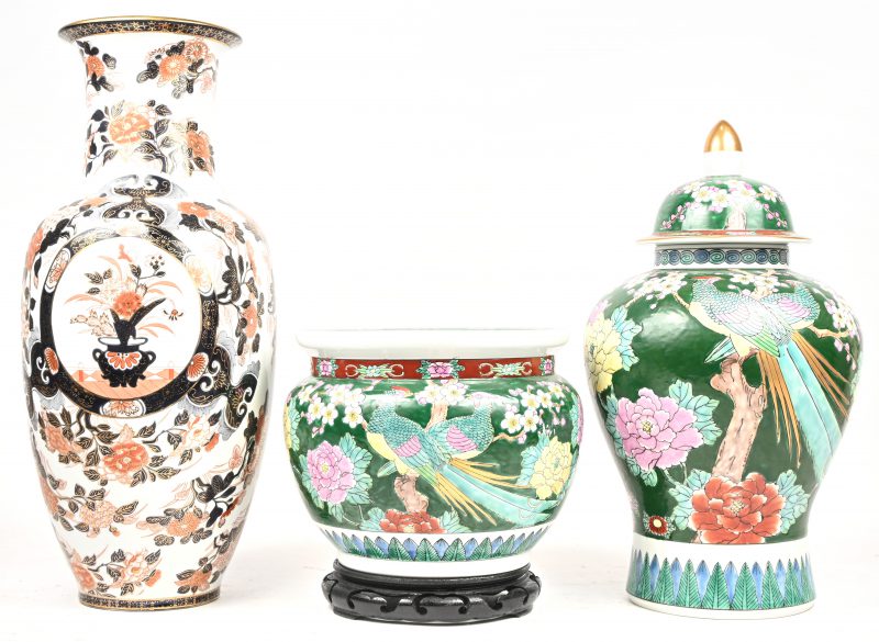 Een lot van 3 stuks Imari porselein, een dekselvaas en een cache-pot gemerkt ‘Gold Imari’ met een groene achtergrond en een decor van bloemen en vogels en een vaas gemerkt Saji Imari.