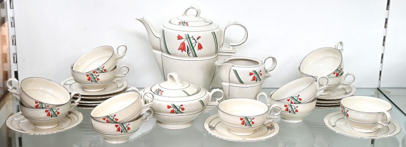 Een vintage koffieservies voor 12 personen met bloemdecor gemerkt ‘Made in Chzecha-Slovakia’