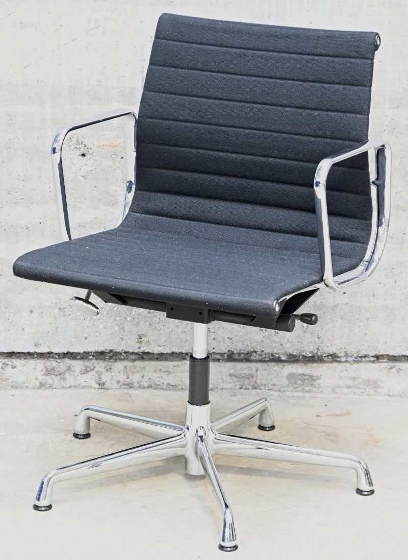 “EA 108”. Een vintage design office armstoel met gestoffeerde zitting en chroom aluminium onderstel. Gemerkt aan de rug met label. Ontwerp door Charles & Ray Eames uit de Office Chair Aluminum Group series, voor Vitra.