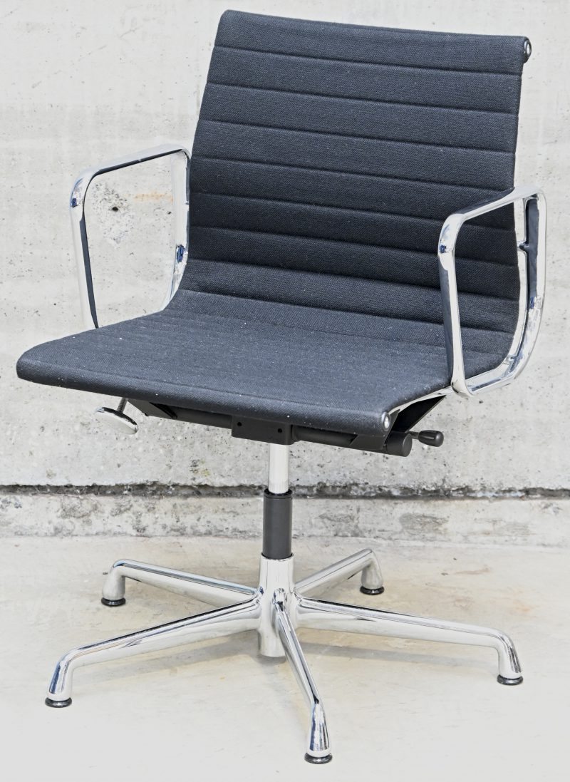 “EA 108”. Een vintage design office armstoel met gestoffeerde zitting en chroom aluminium onderstel. Gemerkt aan de rug met label. Ontwerp door Charles & Ray Eames uit de Office Chair Aluminum Group series, voor Vitra.