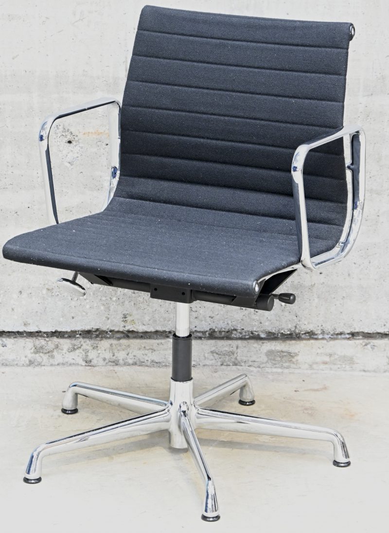 “EA 108”. Een vintage design office armstoel met gestoffeerde zitting en chroom aluminium onderstel. Gemerkt aan de rug met label. Ontwerp door Charles & Ray Eames uit de Office Chair Aluminum Group series, voor Vitra.