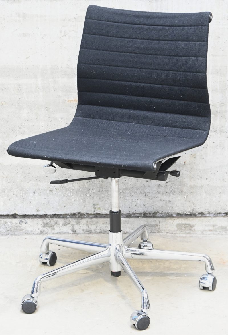 “EA 108”. Een vintage design bureaustoel met gestoffeerde zitting en chroom aluminium onderstel op 5 wielen. Gemerkt aan de rug met label. Ontwerp door Charles & Ray Eames uit de Office Chair Aluminum Group series, voor Vitra.