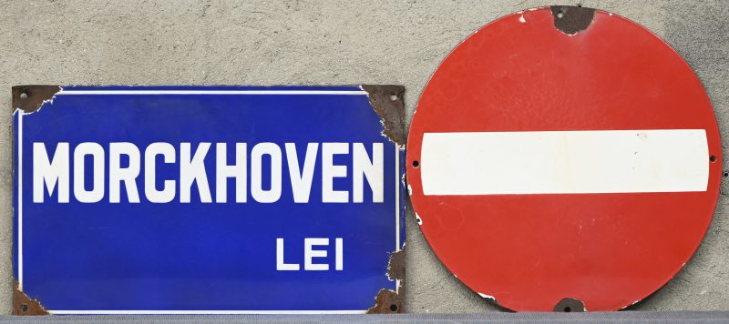 Een lot van 2 vintage emaille straatborden, bestaande uit een verbodsbord en een straatnaam; “Morckhoven Lei”.