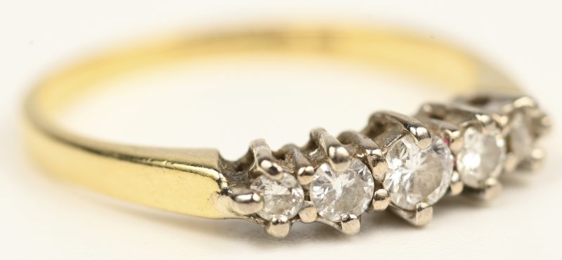 Een 18 kt wit en geelgouden ring bezet met diamanten met een gezamenlijk gewicht van +- 0,30 ct.