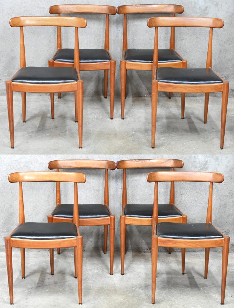 “Model 500”. Een lot van 8 houten vintage Mid-Century design eetkamerstoelen met skai bekleding. Ontwerp door Alfred Hendrickx voor Belform. Gebruikssporen aanwezig.