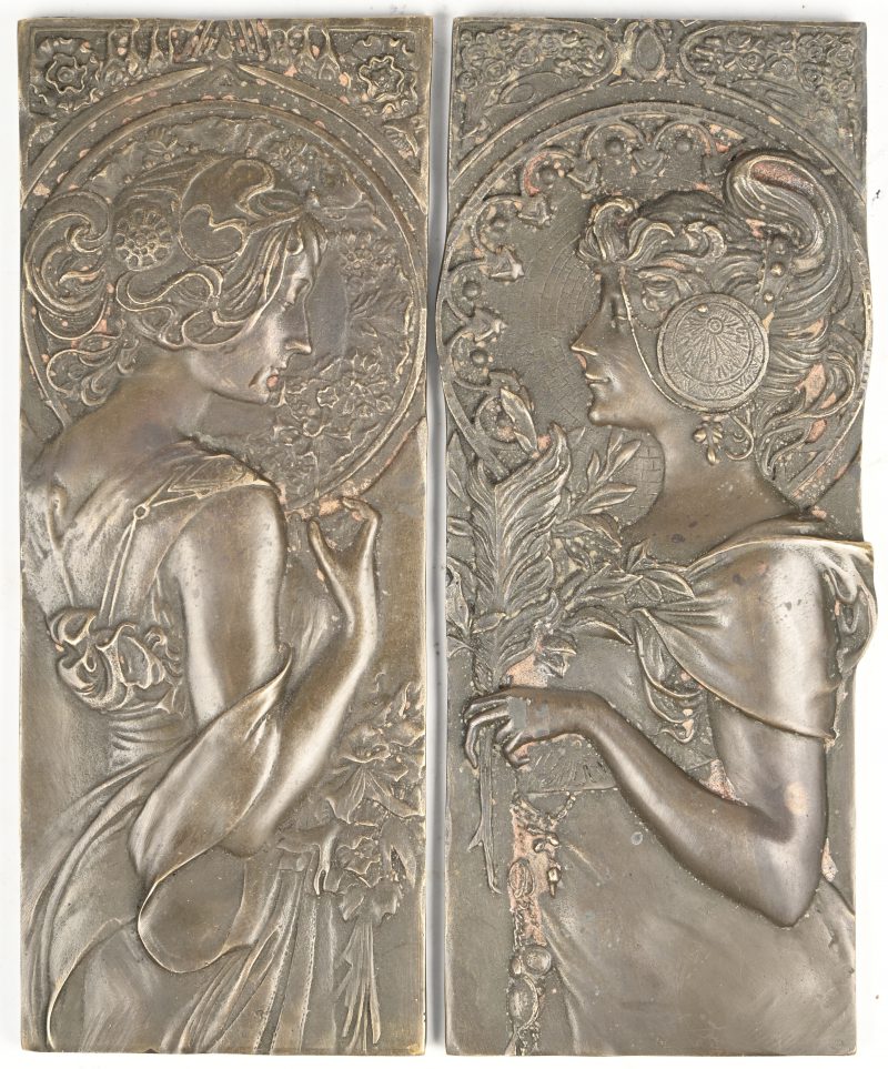 Een paar gegoten bronzen plaquettes in Jugendstil stijl.