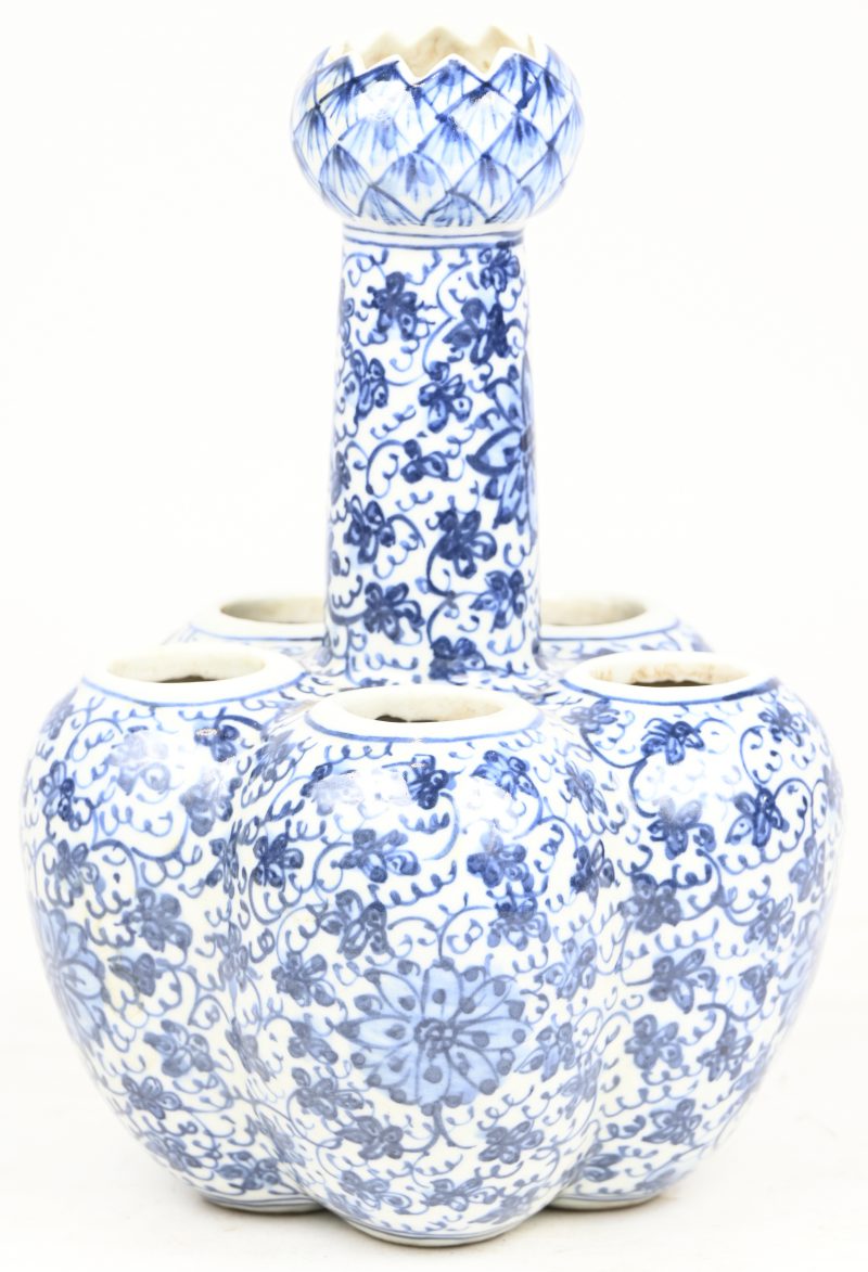 Een Chinees porseleinen tulpenvaas, blauw-wit met floraal decor.