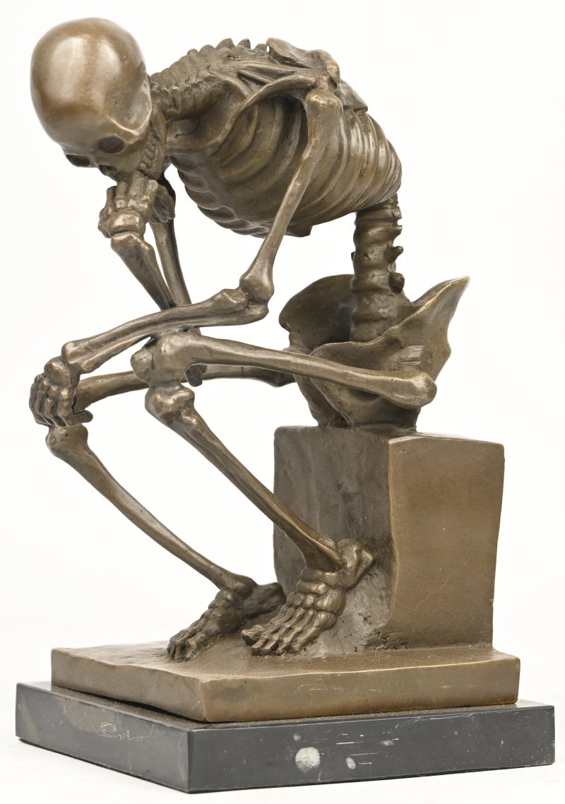 “De eeuwige denker”. Een gepatineerd bronzen beeld, geïnspireerd op de Denker van Rodin. Gesigneerd ‘Milo’. Op zwart marmeren sokkel.