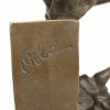 “De eeuwige denker”. Een gepatineerd bronzen beeld, geïnspireerd op de Denker van Rodin. Gesigneerd ‘Milo’. Op zwart marmeren sokkel.