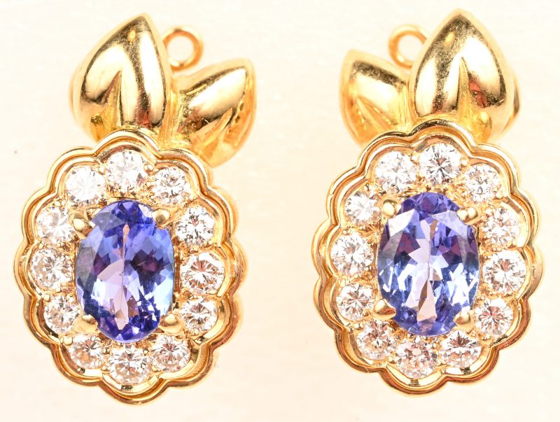 Een paar 18 kt geelgouden oorbellen bezet met briljanten met een gezamenlijk gewicht van +- 1,50 ct. en tanzanite met een gezamenlijk gewicht van +- 1,60 ct.