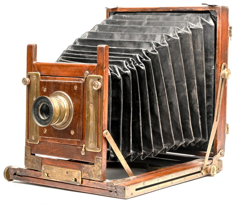 Een antieke opvouwbare veldcamera met balg en een ThorntonPickard Beck symmetrical lens. Omstreeks 1900.