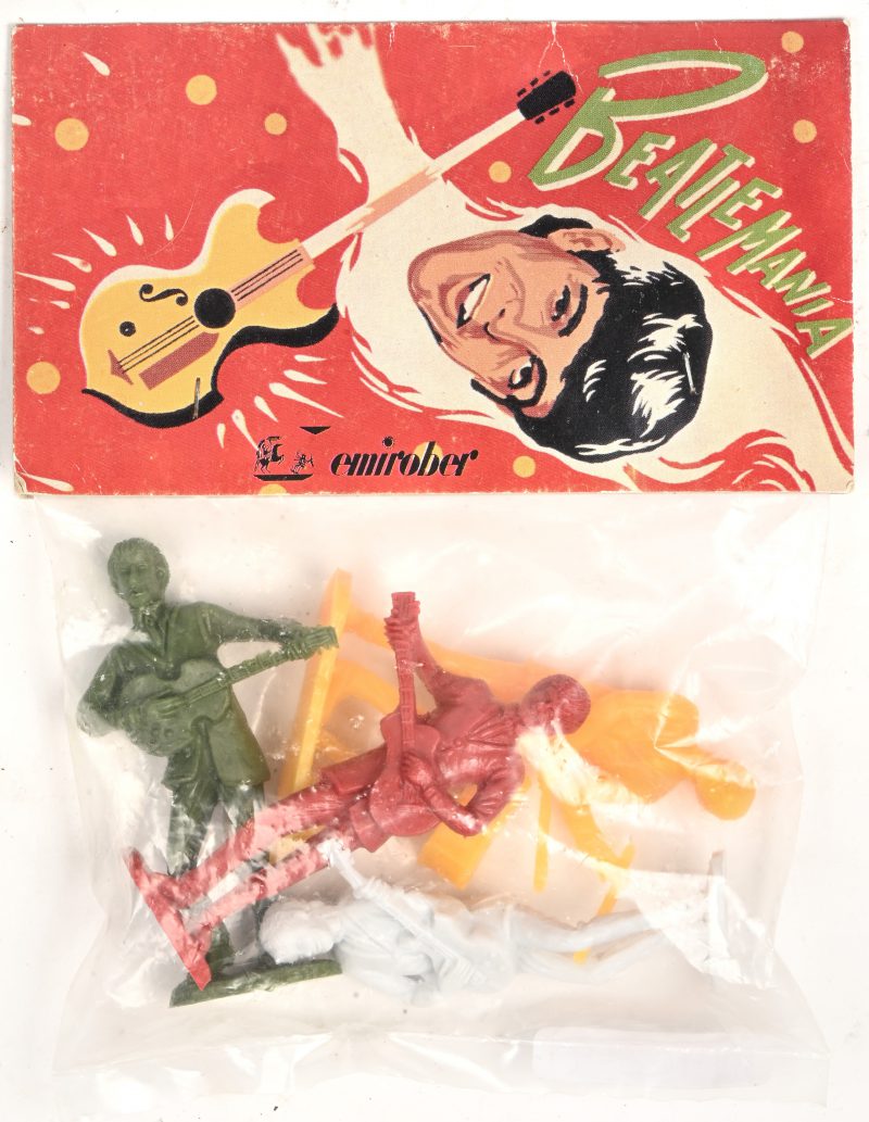 Een lot van 4 plastic Beatles, ca 1960 uit de reeks Beatlemania geproduceerd door Emirober.