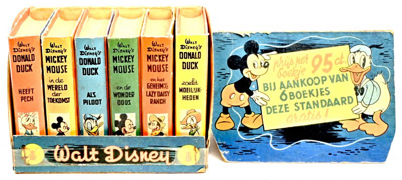 Een vintage serie Disney boekjes in originele standaard. Bestaande uit; Donald Duck “Heeft Pech, Als Piloot, Moeilijkheden” & Mickey Mouse “In de wereld der toekomst, En de wonderdoos, En het geheim van v/d Lazy Daisy Ranch”. Enkele plaatsen herstelling met tape.