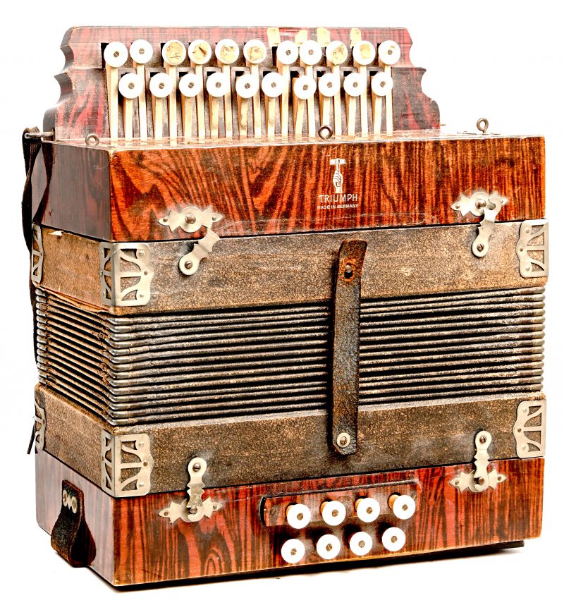 Een antiek houten accordeon, gemerkt Triumph, made in Germany. Te herstellen staat.