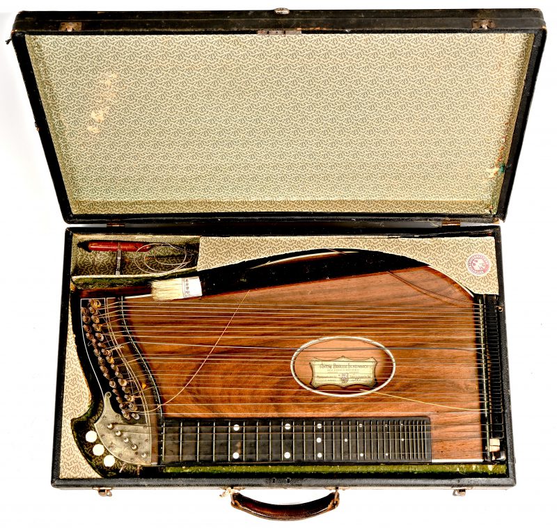 Een antiek houten Zither, binnenin met label gemerkt “Anton Bräuer Schönbach”, in originele kist. Te herstellen staat.