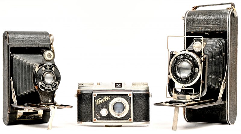 Een lot van 3 vintage camera’s in lederen tas, bestaande uit een Zeiss Ikon “Cocarette” Luxus Folding Camera, een Eastman Kodak “No 2A Folding Cartridge Hawk-Eye model B” en een Finetta Werk Saraber Goslar “Super” met bijhorend combi-metertje.