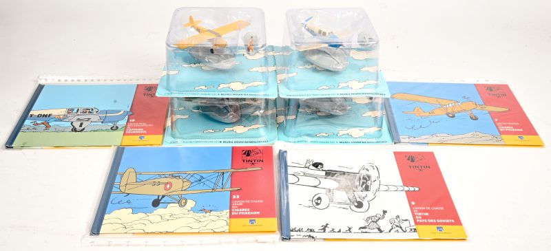 Een lot van 4 vliegtuigen uit de avonturen van stripheld Kuifje, schaal 1/72, bestaande uit L’avion orange, L’avion de chasse, L’avion de chasse Arabe en L’avion bleu des kidnappeurs. Met bijhorende boekjes.