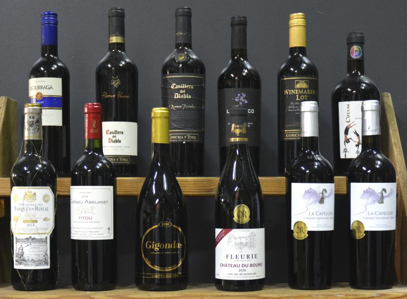 Lot rode wijn        aantal: 12 bt    Casillero del Diablo Reserva Privada Vintage 7 Maipo Valley Cabernet Sauvignon - Syrah  Concha y Toro M.O.  2011  aantal: 1 bt    Casillero del Diablo Reserva Privada Vintage 9 Maipo Valley Cabernet Sauvignon - Syrah  Concha y Toro M.O.  2013  aantal: 1 bt    Winemaker’s Lot Valle Central Carmenère  Concha y Toro M.O.  2018  aantal: 1 bt    Merlot Valle Central   Undurraga M.O.  2012  aantal: 1 bt    Marquès de Riscal Rioja Reserva D.O.C. Rioja    M.O.  201é  aantal: 1 bt    Ch. Abelanet A.C. Fitou    M.O.  2014  aantal: 1 bt    Gigondas A.C.  Limited Edition Delhaize M.B.  2018  aantal: 1 bt    Fleurie A.C.  Ch. du Bourg M.C.  2020  aantal: 1 bt    Lunatico Negroamaro I.G.P. Puglia   M.C.  2018  aantal: 1 bt    La Capelude Cabernet Sauvignon-Merlot V.D.P. d’Oc   M.O.  2021  aantal: 2 bt    Lacrima di Morro d’Alba Superiore D.O.C.  Circum M.O.  2018  aantal: 1 bt