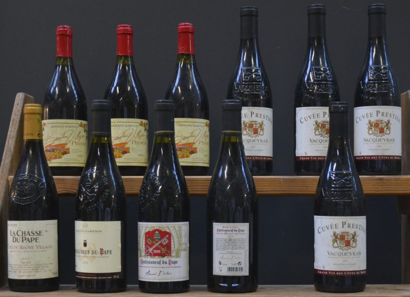 Lot rode wijn        aantal: 11 bt    Beaujolais Primeur A.C.  Armand Dartois, Fleurie M.O.  1999  aantal: 3 bt    Châteauneuf-du-Pape A.C.  Armand Dartois, Fleurie M.O.  2009  aantal: 2 bt 1 etiket manco   La Chasse du Pape A.C. Côtes du Rhône Villages  Gabriel Meffre M.O.  1999  aantal: 1 bt    Châteauneuf-du-Pape A.C.  Armand Dartois, Fleurie M.O.  2008  aantal: 1 bt    Vacqueyras Cuvée Prestige A.C.  Armand Dartois, Fleurie M.P.  2007  aantal: 4 bt