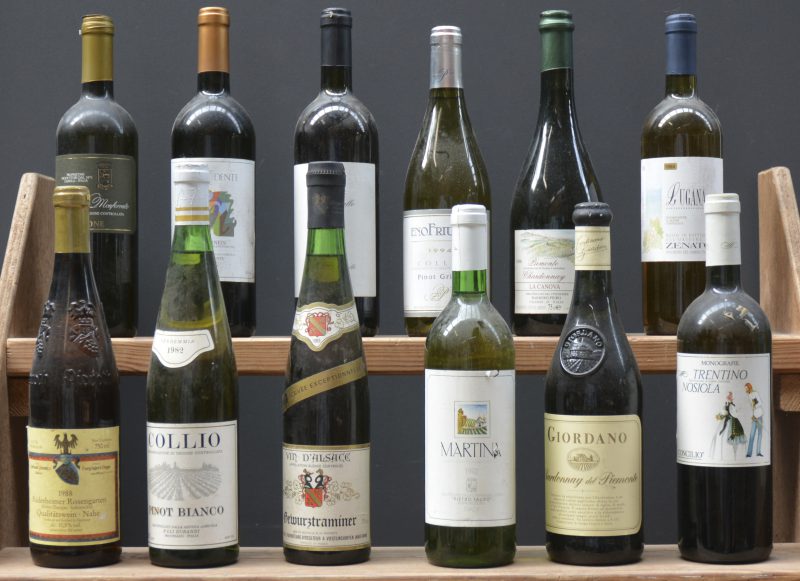 Lot witte wijn        aantal: 12 bt    Lugana D.O.C.  Zenato, Peschiera del Garda M.O.  1998  aantal: 1 bt    La Canova Chardonnay D.O.C. Piemonte  Barbero Piero, Calosso M.O.  1996  aantal: 1 bt    Martina   Pietro Tauro, Alberrobello (Bari) M.O.  1992  aantal: 1 bt    Nosiola Monografie D.O.C. Trentino  Concilio, Volano M.O.  1991  aantal: 1 bt    Chardonnay del Piemonte V.D.T.  Giordano, Diano d’Alba M.O.  1994  aantal: 1 bt    Pinot Grigio D.O.C. Collio  Eno Friulia M.O.  1994  aantal: 1 bt    Trebbianino Val Trebbia Vivace D.O.C. Collio Piacentini  Il Perticato del Gallo M.O.  1994  aantal: 1 bt    Cortese Alto Monferrato D.O.C.  Ghione, Canelli M.O.    aantal: 1 bt    Roero Arneis D.O.C.  Bricco del Dente, La Morra M.O.  1994  aantal: 1 bt    Pinot Blanco D.O.C. Collio  F.lli Durandi, Provesano M.O.  1982  aantal: 1 bt    Gewurztraminer A.C. Alsace  André Meyer, Voegtlinshoffen M.O.  1983  aantal: 1 bt    Rüdesheimer Rosengarten Müller-Thurgau Qualitätswein Nahe  Ferdinand Pieroth Burg Layen M.O.  1988  aantal: 1 bt